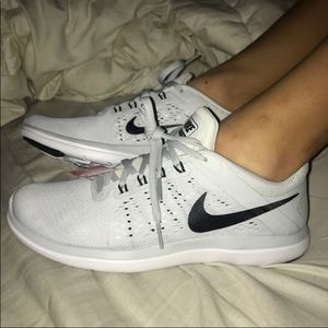 BNWT Nike Women Fitsole Sz 8 Running shoe Grey